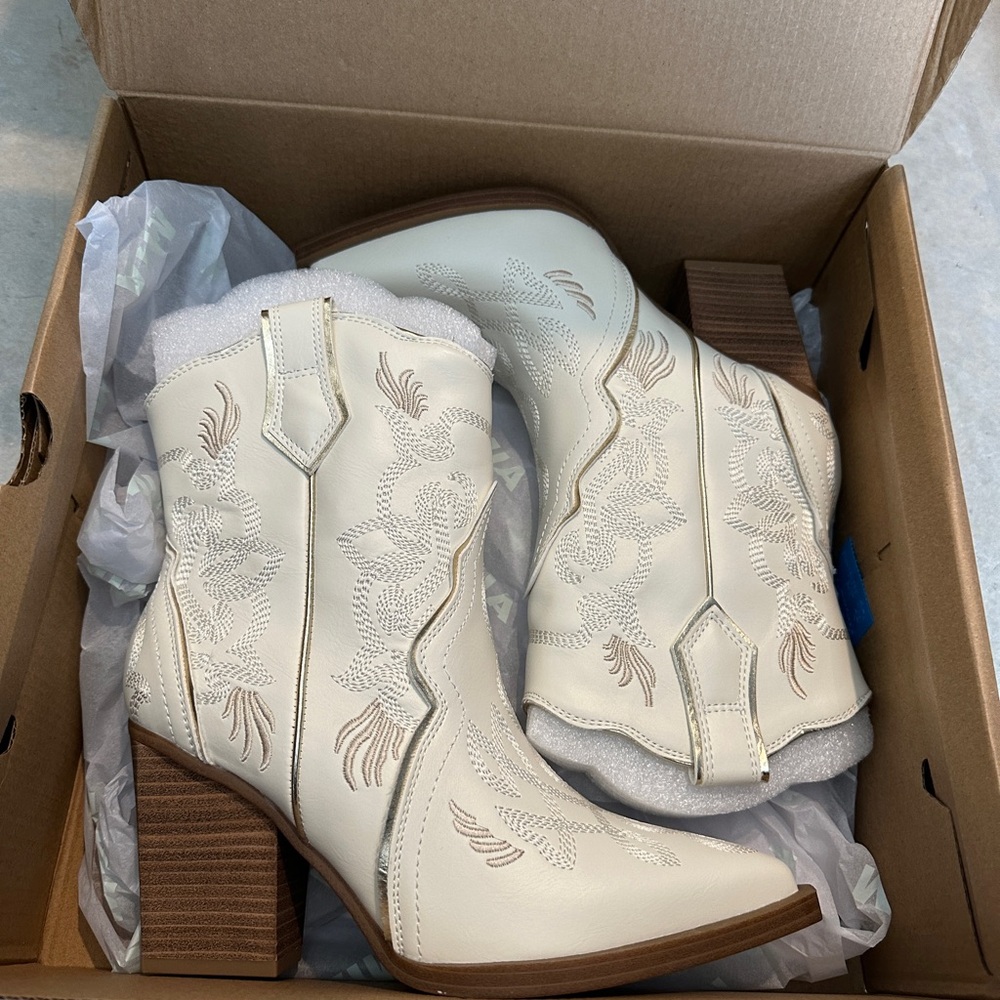 New! Women Cream Western Ankle Boots sz6